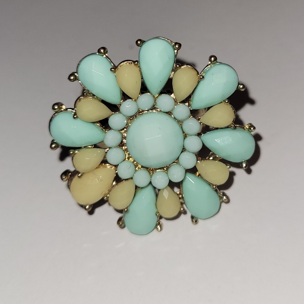 Flower Statement Ring- mint green & cream. Stretch Band